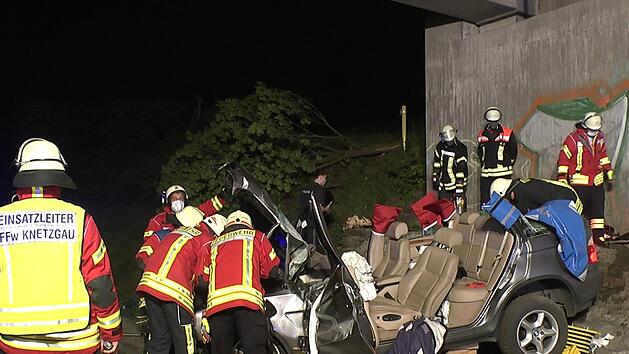Unter der Br&uuml;cke blieb der verungl&uuml;ckte BMW liegen. Die Einsatzkr&auml;fte befreiten den eingeklemmten Fahrer aus dem Auto. Dazu musste das Pkw-Dach abgenommen werden. Christian Licha