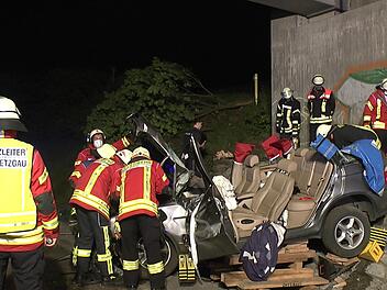 Unter der Br&uuml;cke blieb der verungl&uuml;ckte BMW liegen. Die Einsatzkr&auml;fte befreiten den eingeklemmten Fahrer aus dem Auto. Dazu musste das Pkw-Dach abgenommen werden. Christian Licha