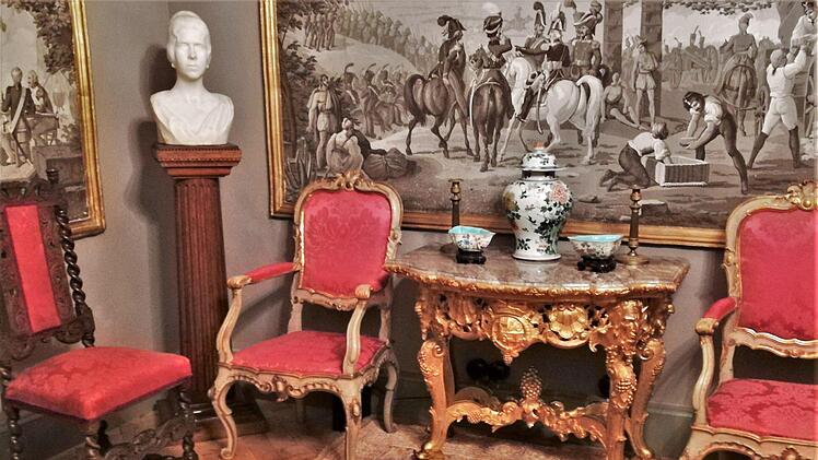 Als ob die gräfliche Familie den Raum gerade erst verlassen hätte: Blick in die gräflichen Wohnräume auf Schloss Aschach. Foto: Sigismund von Dobschütz
