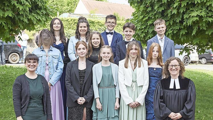 Die Konfirmandinnen und Konfirmanden, hintere Reihe von links: Emilia Hirskorn, Mila Wachter, Jonas Viernek&auml;s, Julius B&auml;r, Nico Aschenbrenner; vordere Reihe von links: Laura Bomblies (Dekanatsjugendreferentin), Lara-Marie Wulkesch, Mia Schott, Ali...