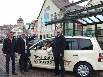 Künftig verfügt Bischofsheim über einen Taxistand am Marktplatz. Beim gemeinsamen Ortstermin wurde das neue Angebot vorgestellt. Das Bild zeigt von links Philipp Wehner (Stadt Bischofsheim), der stellvertretende Bürgermeister Egon Sturm, Andreas Kolb und Roland Zielger. Foto: Marion Eckert