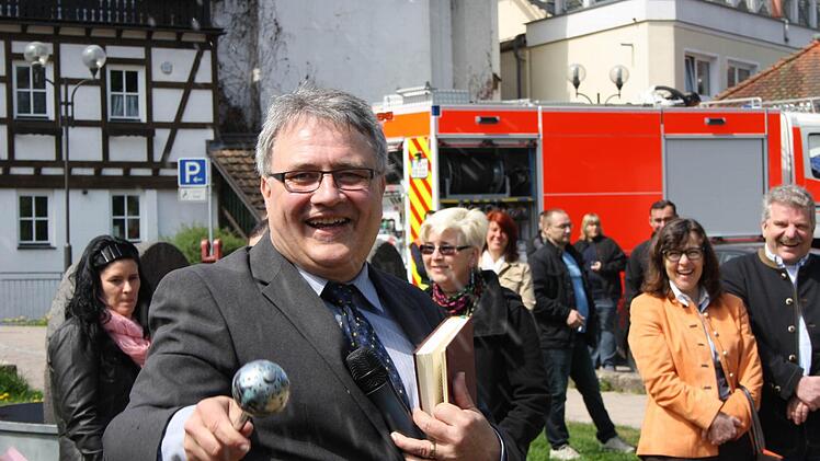 Der evangelische Pfarrer Gerd Kirchner hat es noch nie so genau genommen: Da wird bei Einweihungen durchaus auch mal Weihwasser gespendet, auch wenn's ein katholischer Ritus ist.