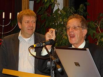 Fritz Schroth, initiiert seit 20 Jahren die Tagung zum ländlichen Raum. Voller Leidenschaft kämpft er für die Region. Mit im Bild Jürgen Eisentraut (links) vom Amt für ländliche Entwicklung. Foto: Marion Eckert