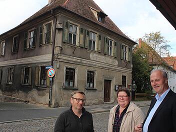 Architekt Georg Leyh, Käuferin Mirjam Wellein und Bürgermeister Gerald Brehm (von links) wollen das einst prunkvolle Haus erhalten. Foto: Andreas Dorsch