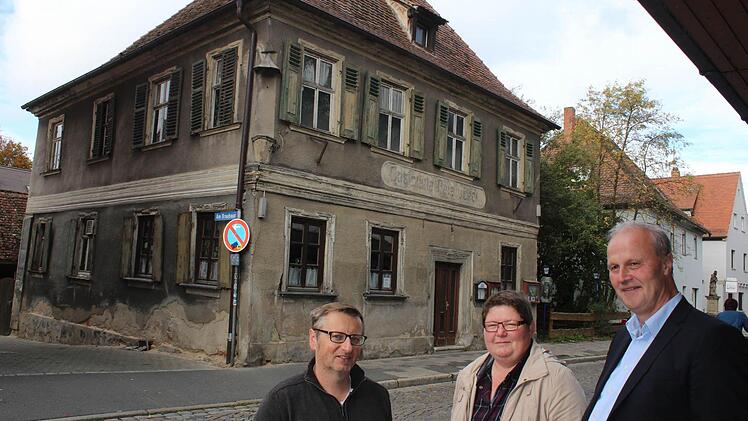 Architekt Georg Leyh, Käuferin Mirjam Wellein und Bürgermeister Gerald Brehm (von links) wollen das einst prunkvolle Haus erhalten. Foto: Andreas Dorsch