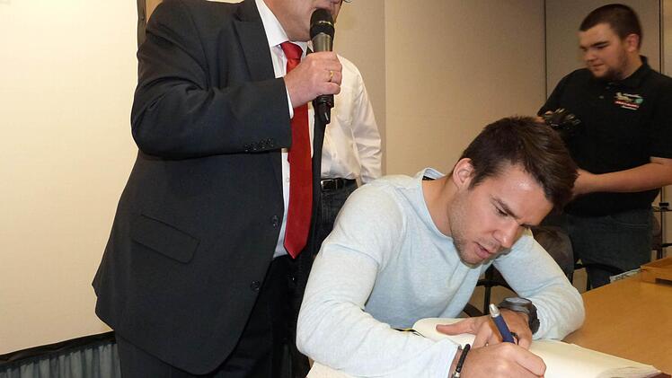 Juan Bernat trägt sich in das Goldene Buch der Gemeinde Bindlach ein. Links Bürgermeister Gerald Kolb. Fotos: Werner Reißaus