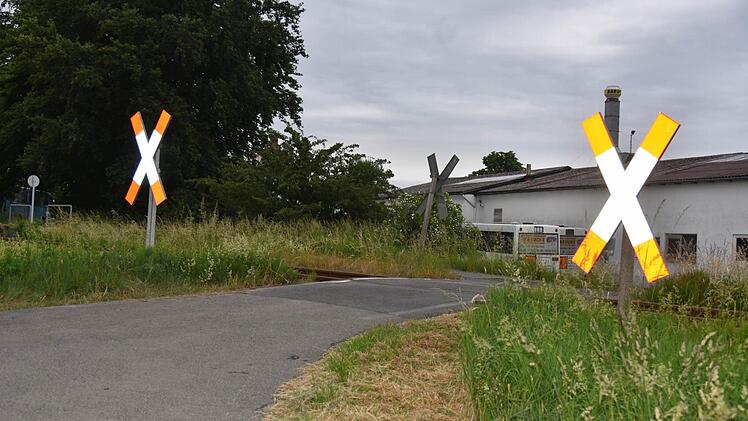 Der Bahnübergang am Meederer Bahnhof (Foto) wird zum Fußweg-Übergang zurückgebaut, drei weitere weitere Bahnübergänge entlang der Strecke Coburg-Bad Rodach werden geschlossen. Foto: Gabi Arnold