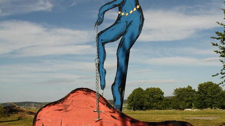 Skulpturen von Künstler Herbert "Jimmy" Fell am Weißen Turm in Niederlauer. Foto: Paul Ziegler