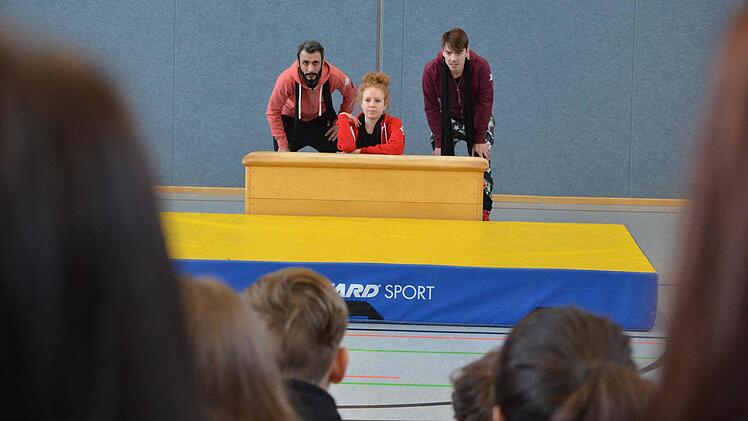 Ramadan Ali, Birgit Werner und Fabian Feder sind die Schauspieler der mobilen Theaterproduktion "Krass!" Foto: Rainer Lutz