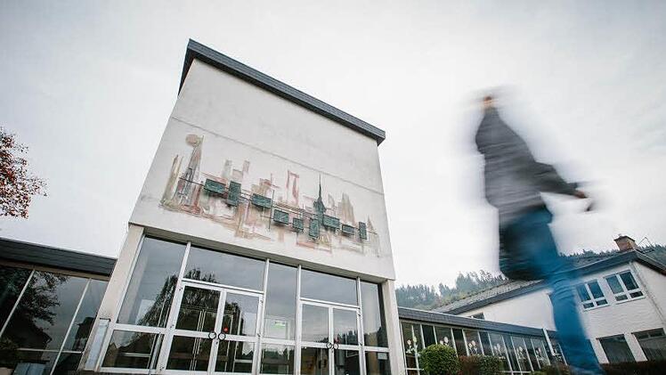 Das Schulgebäude in der Steinwiesener Georg-Rascher-Straße wird ab dem kommenden Schuljahr nur noch von den Schülern der Grundschule benutzt. Foto: Hendrik Steffens/Archiv