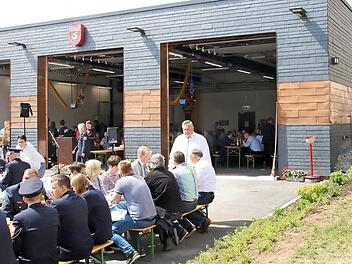 Das neue moderne Feuerwehrhaus fügt sich harmonisch in das Umfeld ein und bietet drei Fahrzeug und der Ausrüstung der Feuerwehr Platz.  Fotos: Michael Stelzner