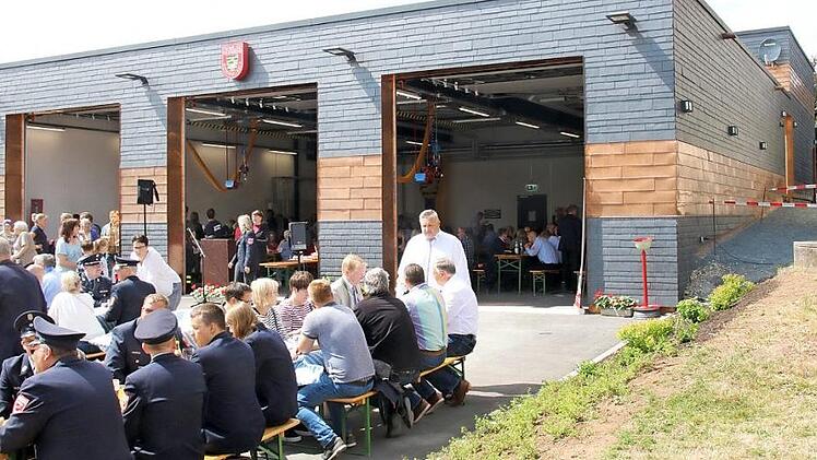 Das neue moderne Feuerwehrhaus fügt sich harmonisch in das Umfeld ein und bietet drei Fahrzeug und der Ausrüstung der Feuerwehr Platz.  Fotos: Michael Stelzner