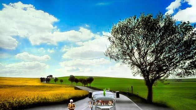 Die bei der Wartburg gestartete Venusberg-Zirkustruppe in ihrem vieldeutigen Oldtimer macht im Video unter anderem bei einer Fastfoodkette Station - eine Sequenz, die &uuml;brigens in Bamberg gefilmt wurde.  Foto: Bayreuther Festspiele/Enrico Nawrath