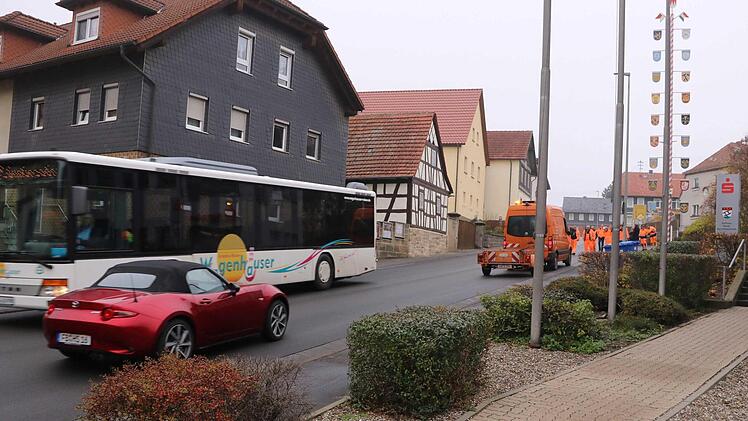 Der Verkehr kann seit Montag wieder ungehindert auf der B 279 in Maroldsweisach auf einer "Flüsterdecke" fließen.