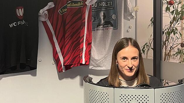 Unser Bild zeigt Madlen Frank als Gast beim Rh&ouml;ner Fu&szlig;ball-Podcast "Du Holz". Foto: Sebastian Schmitt