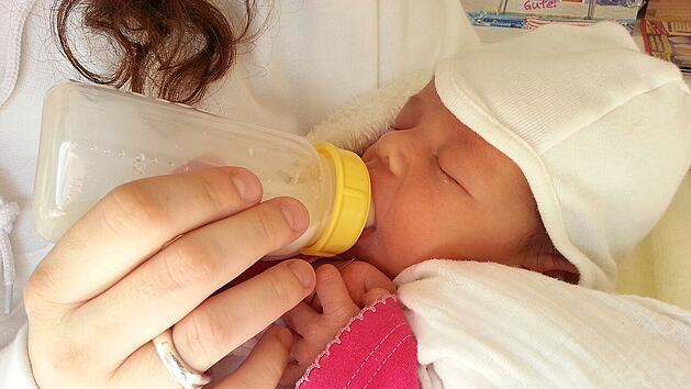 Bei Flaschennahrung sollte auf die richtige Sauglochgröße geachtet werden.