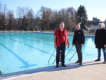 Schl&uuml;chterns B&uuml;rgermeister Matthias M&ouml;ller (Mitte) und Erster Stadtrat Reinhold Baier (rechts) hatten f&uuml;r B&auml;der-Leiter Wolfgang Schr&ouml;der eine erfreuliche Nachricht im Gep&auml;ck.