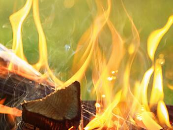 Offene Flammen - wie hier in einer Holz-Feuerschale - hat der Markt Zeitlofs wegen der großen Brandgefahr auch im Privatbereich verboten. Foto: Pasko Maksim - stock.adobe