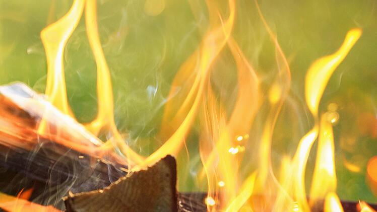 Offene Flammen - wie hier in einer Holz-Feuerschale - hat der Markt Zeitlofs wegen der großen Brandgefahr auch im Privatbereich verboten. Foto: Pasko Maksim - stock.adobe