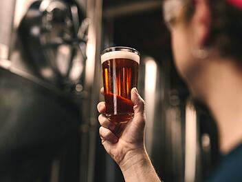 Bis du das erste selbst gebraute Bier in Händen hältst, sind einige Schritte notwendig