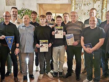 Geehrte Schiedsrichter aus der Gruppe Kronach im Kreis von Obleuten und Ehrengästen.