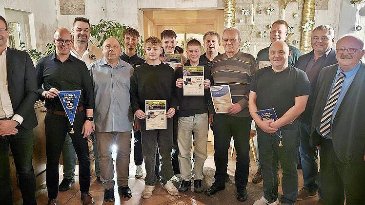 Geehrte Schiedsrichter aus der Gruppe Kronach im Kreis von Obleuten und Ehrengästen.