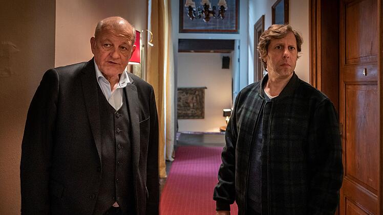In den G&auml;ngen des Schlosses kann es gef&auml;hrlich werden. Wilsberg (Leonard Lansink, links) und Ekki (Oliver Korittke) sind sich uneinig, wer hier eigentlich auf wen aufpassen soll.
