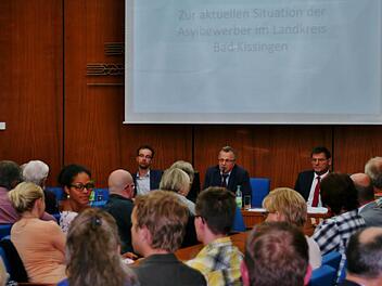 Großes Interesse an Aufklärung. Von rechts: Stefan Seufert, Koordinierungsstelle Asyl, stellvertr. Landrat Emil Müller und Sicherheitsbeauftragter Tim Eichenberg stellen sich den Fragen. Foto: Werner Vogel