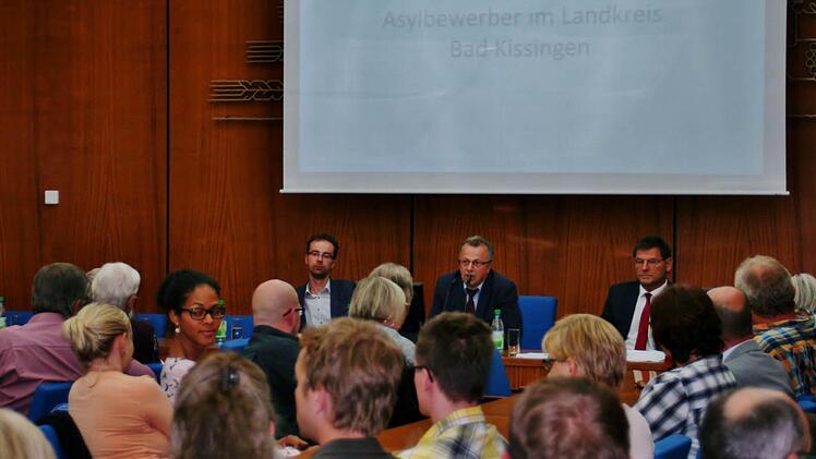Großes Interesse an Aufklärung. Von rechts: Stefan Seufert, Koordinierungsstelle Asyl, stellvertr. Landrat Emil Müller und Sicherheitsbeauftragter Tim Eichenberg stellen sich den Fragen. Foto: Werner Vogel