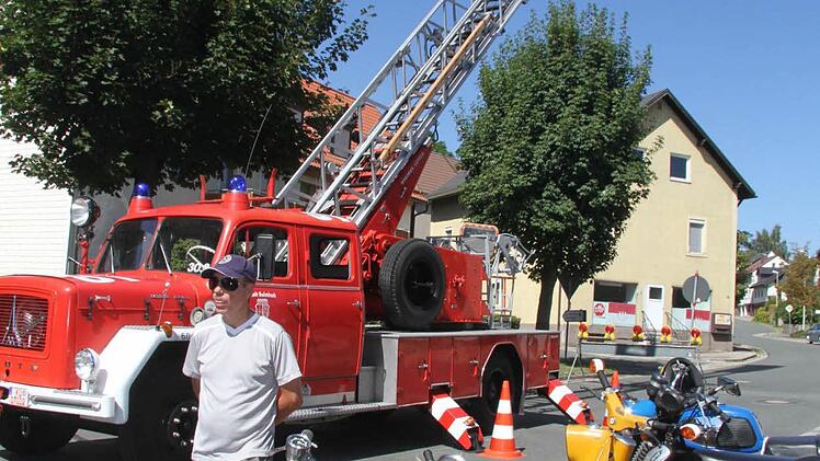 Schön anzusehen waren die vielen Oldies - die Feuerwehr Kasendorf kam mit einer alten Drehleiter.