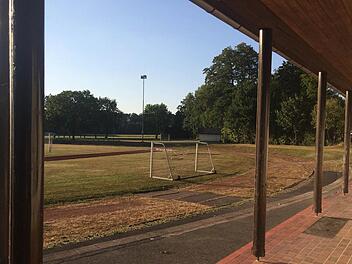 Blick vom Betriebsgebäude auf eine der Sportflächen: 2017 will die Stadt Rödental das ganze Gelände in Oeslau sanieren. Foto: Christiane Lehmann