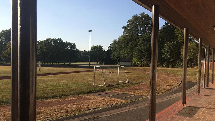 Blick vom Betriebsgebäude auf eine der Sportflächen: 2017 will die Stadt Rödental das ganze Gelände in Oeslau sanieren. Foto: Christiane Lehmann