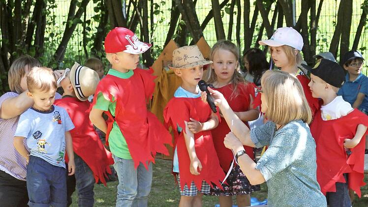 Die Mädchen und Buben des Kindergartens Breitbrunn bei ihren Erzählungen und ihrem "Tanz ums Feuer" Foto: Günther Geiling