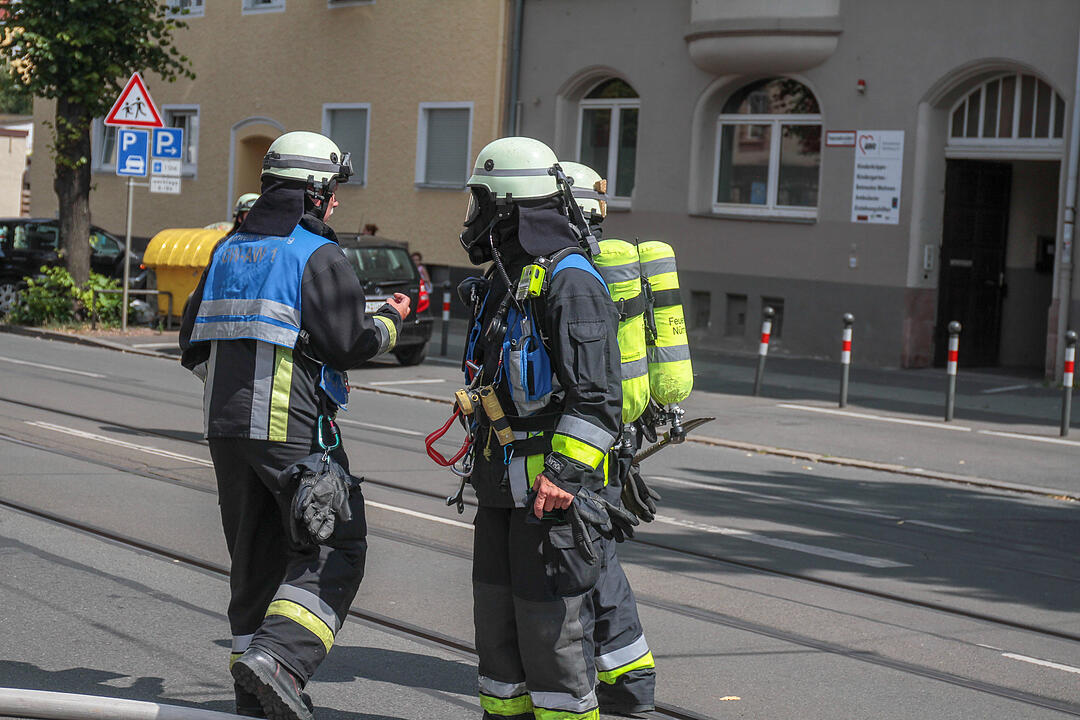 Dachstuhl eines Mehrfamilienhauses fängt Feuer