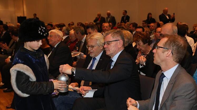 Als die Sternsinger für Menschen in Not sammelten, mochte sich keiner der Gäste lumpen lassen.