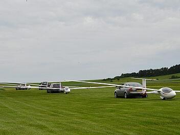 Die Engländer  rollten mit ihren Segelflugzeugen im Schlepp über den Platz. Foto: Hanns Friedrich