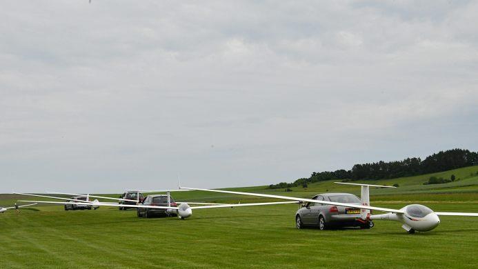 Die Engländer  rollten mit ihren Segelflugzeugen im Schlepp über den Platz. Foto: Hanns Friedrich