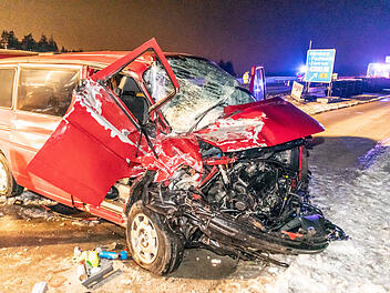 Laster und VW-Bus kollidieren im Baustellenbereich