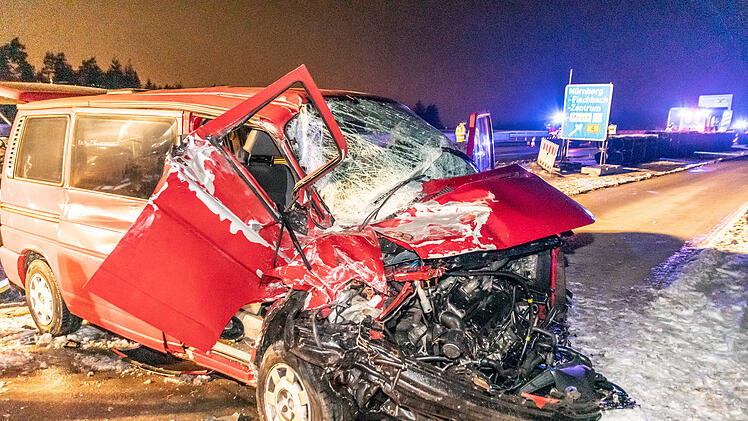 Laster und VW-Bus kollidieren im Baustellenbereich