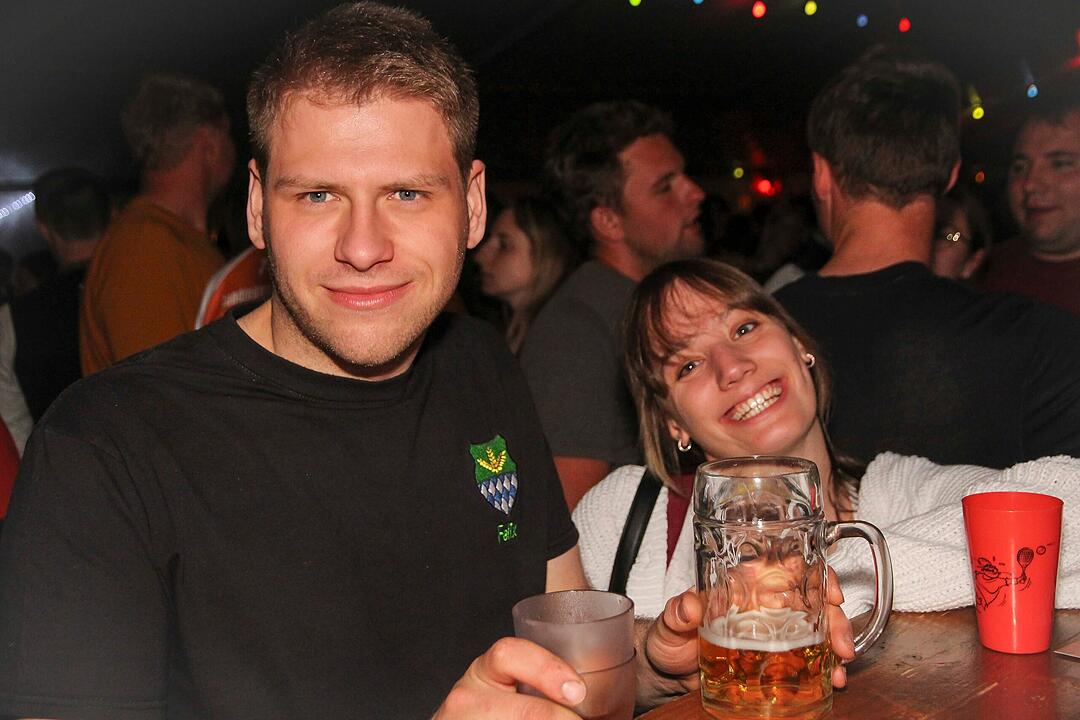 Dirndl vs. Lederhosen