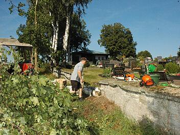 Im Sommer des vergangenen Jahres fielen etliche Birken an der Friedhofsmauer in Ermershausen. Der Gartenbauverein stellt in diesem Bereich den neuen Brunnen auf.Foto: Gerhard Schmidt