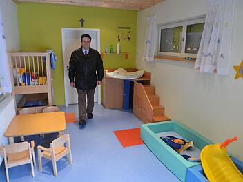 Erster Bürgermeister Gerhard Ellner in der gemeindeeigenen Kinderkrippe  Fotos: Ronald Rinklef