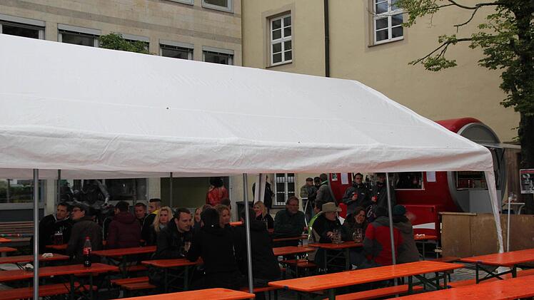 Die Musikinitiative Herzogenaurach baute ein Zelt auf, das vor Regen schützte.