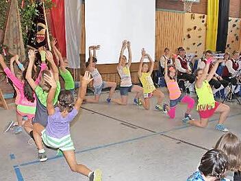 Wirbel brachten die Turnmädchen unter Leitung von Johanna Staudinger auf die Bühne der städtischen Turnhalle in Ebern.  Fotos: Steffen Schanz