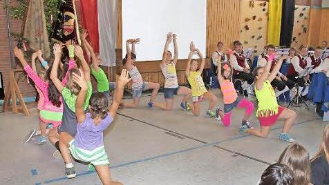 Wirbel brachten die Turnmädchen unter Leitung von Johanna Staudinger auf die Bühne der städtischen Turnhalle in Ebern.  Fotos: Steffen Schanz