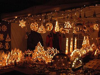 Im Schlosshof bieten Stände nur Weihnachtliches an.