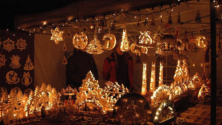 Im Schlosshof bieten Stände nur Weihnachtliches an.