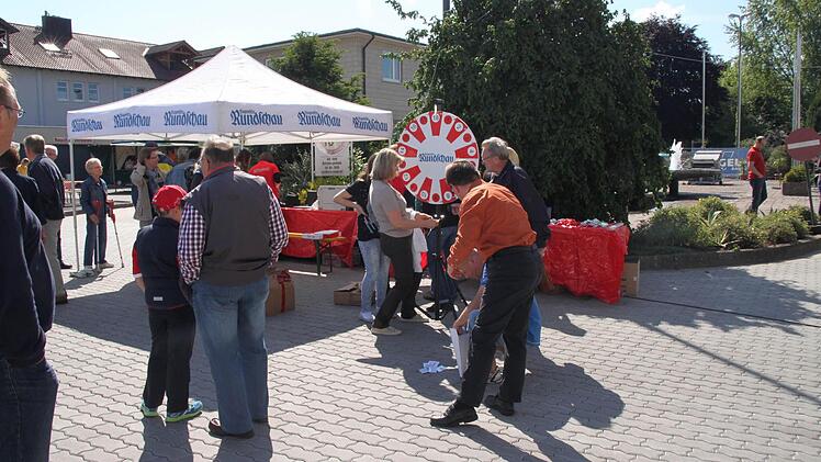 Am Glücksrad können die Besucher Preise gewinnen. Foto: Jennifer Hauser