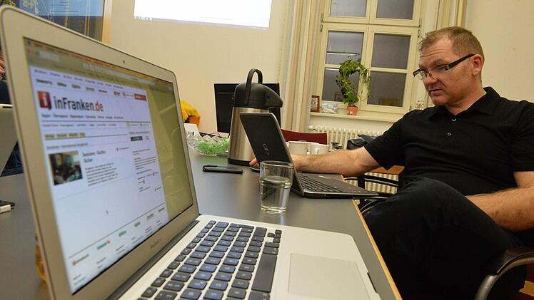 Markus Seuling nimmt die neuen Gemeindeseiten auf infranken.de genau unter die Lupe. Foto: Ronald Rinklef