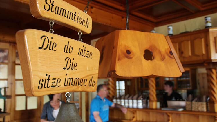 Die Mitglieder von der TSVgg Hausen zählen zu den Stammgästen in der Schmankerlstube.  Fotos: Benedikt Borst